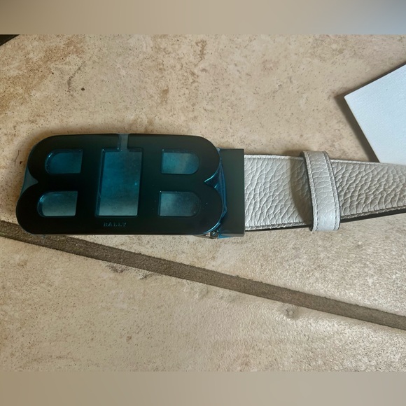 Bally’s Genuine Leather Reversible White/Black Belt w/Tags - Picture 2 of 6